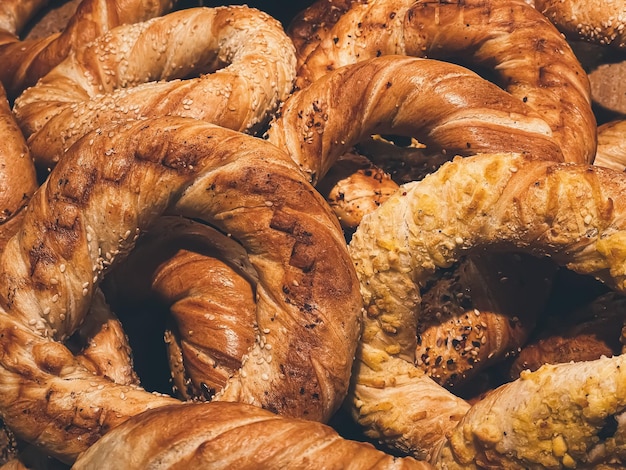 Pães frescos e pães em padaria rústica assados em fundo rústico e mercado de alimentos do campo