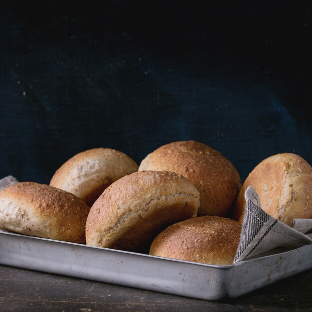 Foto pães integrais cozidos frescos