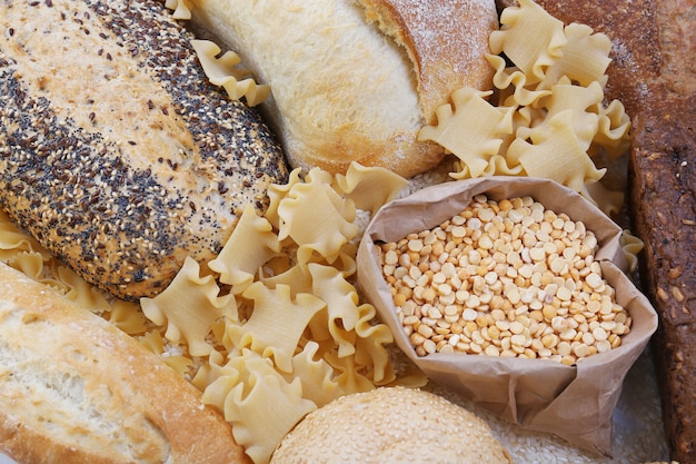 Foto pães mistos, macarrão e grãos, close-up