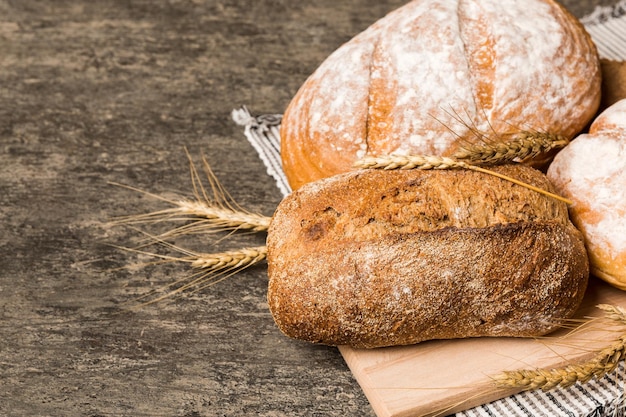 Pães naturais caseiros Diferentes tipos de pão fresco como perspectiva de fundo com espaço de cópia