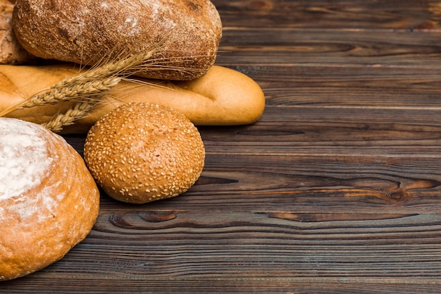 Pães naturais caseiros Diferentes tipos de pão fresco como perspectiva de fundo com espaço de cópia