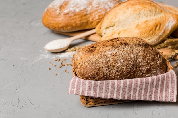 Pães naturais caseiros Diferentes tipos de pão fresco como perspectiva de fundo com espaço de cópia