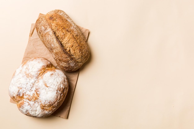 Pães naturais caseiros Diferentes tipos de pão fresco como vista superior de fundo com espaço de cópia