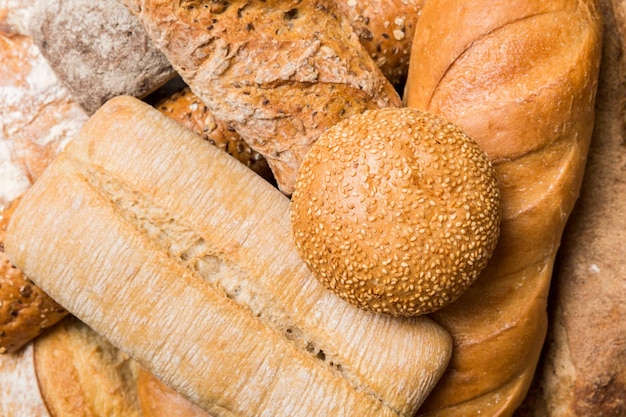 Pães naturais caseiros Diferentes tipos de pão fresco como vista superior de fundo com espaço de cópia