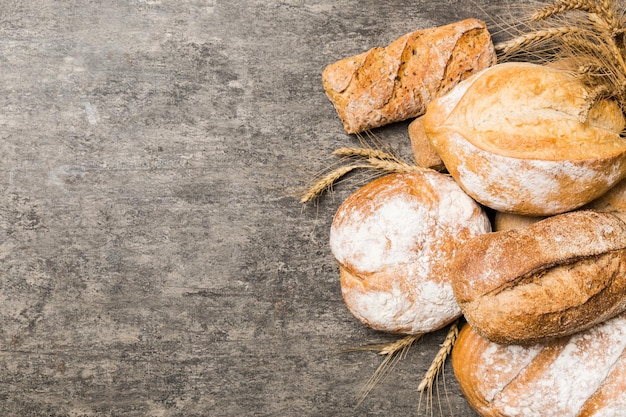 Pães naturais caseiros Diferentes tipos de pão fresco como vista superior de fundo com espaço de cópia