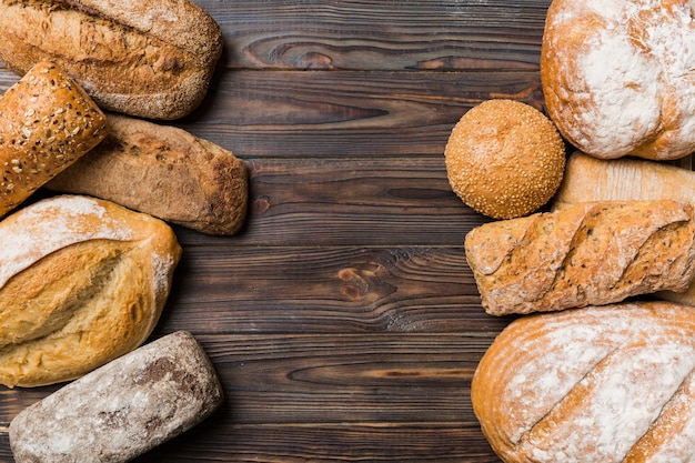 Pães naturais caseiros Diferentes tipos de pão fresco como vista superior de fundo com espaço de cópia