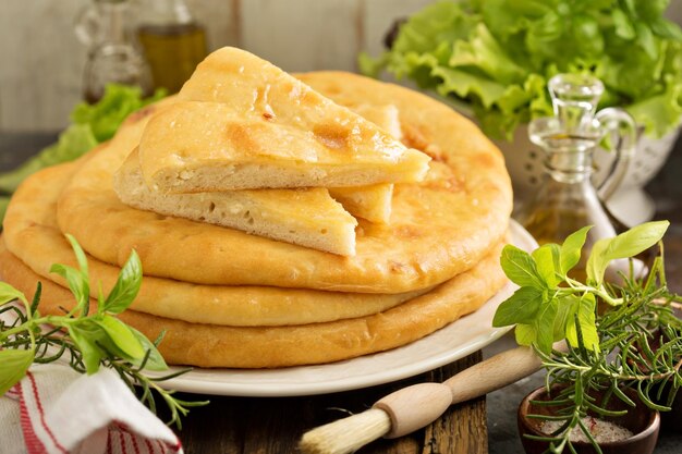 Pães planos com recheio de queijo