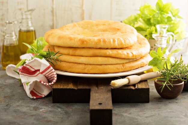 Foto pães planos com recheio de queijo