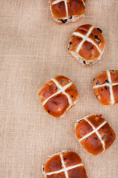 Pães quentes e saborosos em superfície rústica