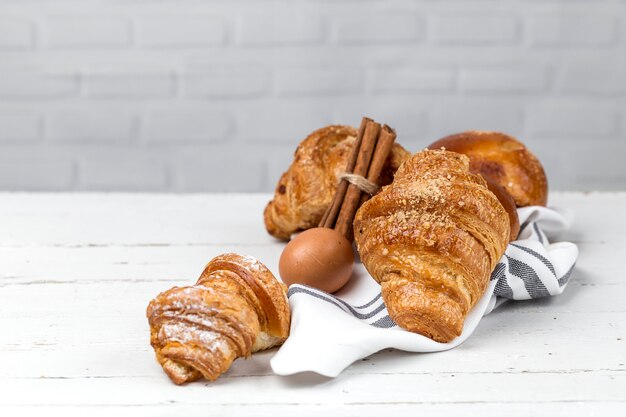 Pães recém-assados ​​com amêndoas. croissants e brioches