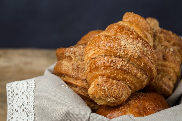 Pães recém-assados ​​com amêndoas. Croissants e brioches