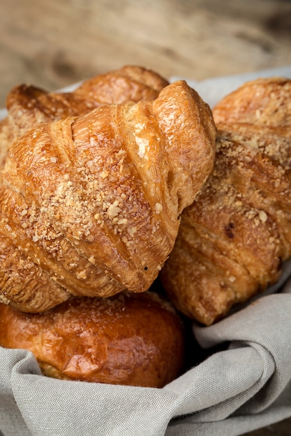 Foto pães recém-assados ​​com amêndoas. croissants e brioches