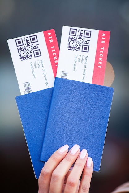 Pässe und Tickets für den Flug an Hand der Frau