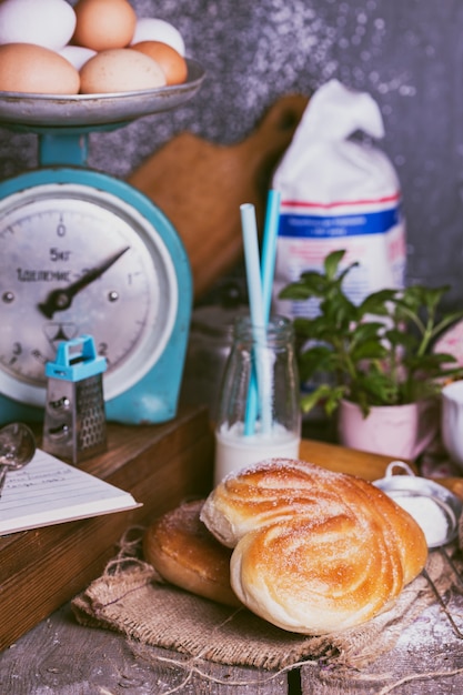 Pãezinhos apetitosos deliciosos e café no café da manhã