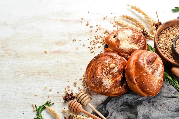 Pãezinhos caseiros com geléia Cozimento de centeio e farinha Vista superior Estilo rústico