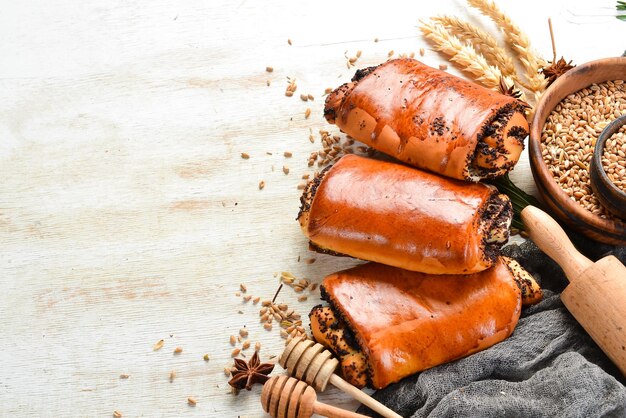 Pãezinhos caseiros de sementes de papoula Cozimento de centeio e farinha Vista superior Estilo rústico