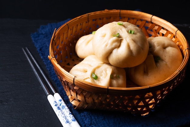 Pãezinhos caseiros orgânicos dim sumchinese no vapor em fundo preto