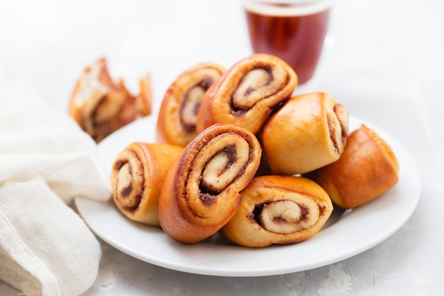 Pãezinhos com canela no prato branco