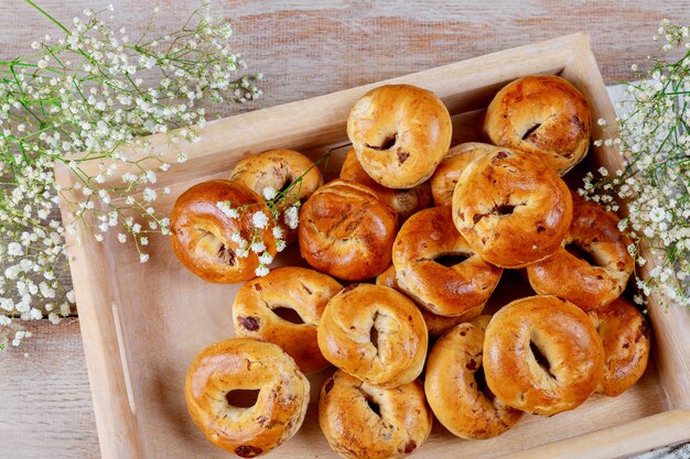 Pãezinhos com fundo de madeira de passas