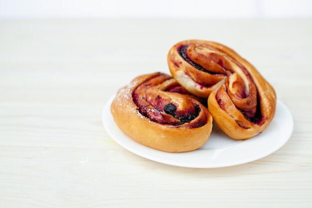 Pãezinhos com recheios na mesa