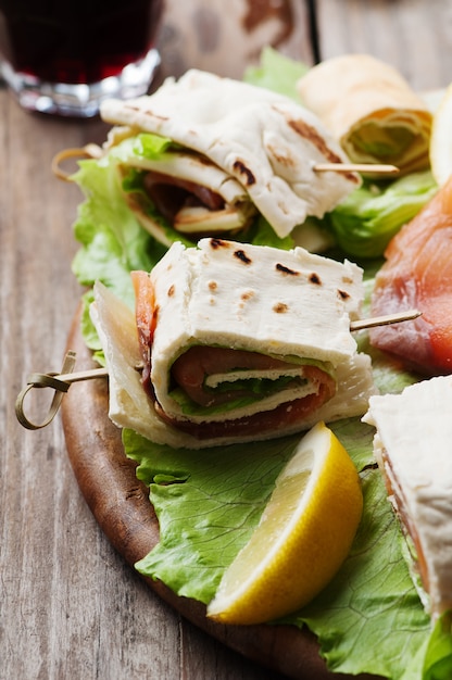 Pãezinhos com salmão e salada