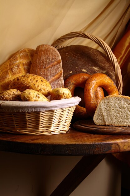 Foto pãezinhos com sementes de gergelim e diferentes tipos de pão