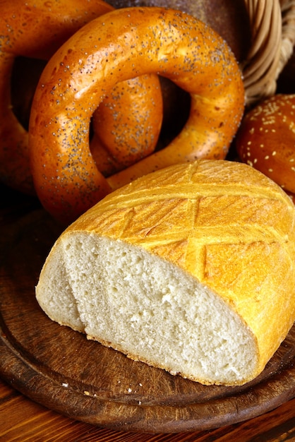 Pãezinhos com sementes de gergelim e diferentes tipos de pão