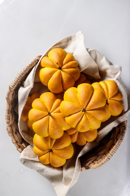 Pãezinhos de Abóbora Pão feito de abóbora pura, farinha e fermento.