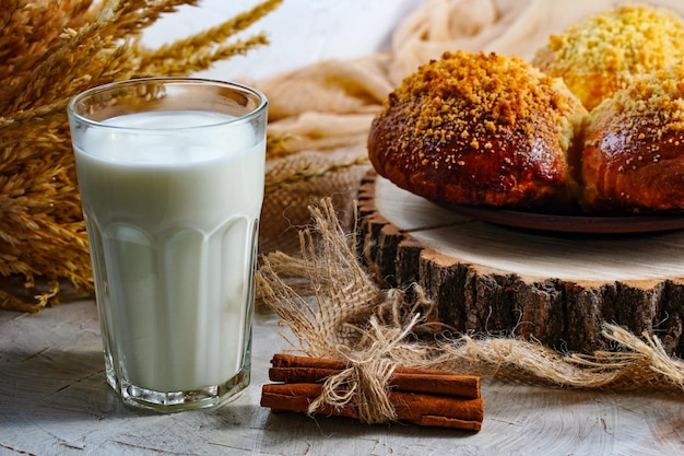 Pãezinhos de canela caseiros e um copo de leite de vaca, aldeia orgânica, comida saudável, cópia espaço para texto grátis ...