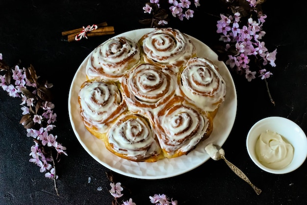 Pãezinhos de canela com canela e esmalte cremoso