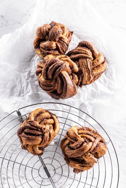 Pãezinhos de canela e caramelo recém-assados na grelha da cozinha Vista superior