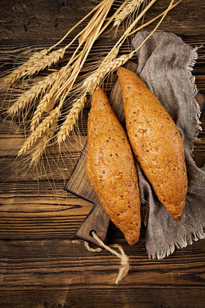 Pãezinhos de farinha de trigo integral com a adição de sementes de linho. Postura plana. Vista do topo