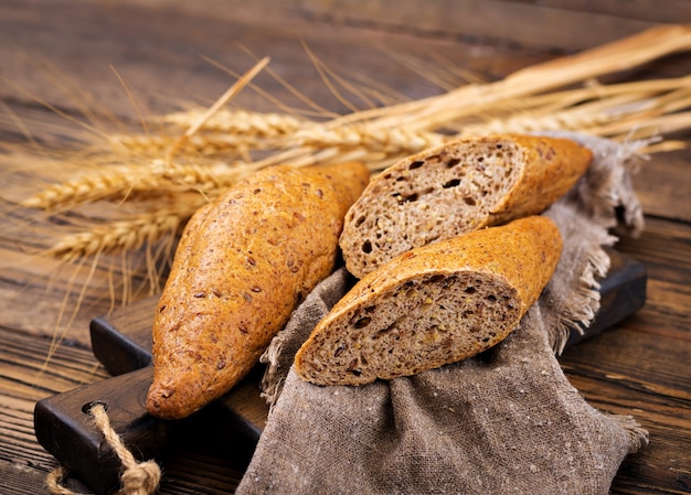 Pãezinhos de farinha de trigo integral com a adição de sementes de linho.