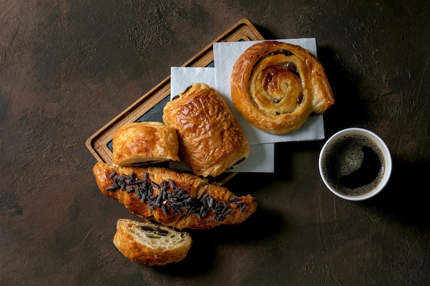 Pãezinhos de massa folhada e croissant