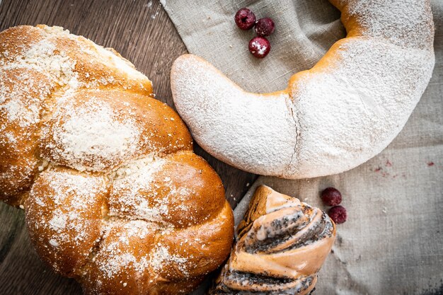 Pãezinhos de pastéis frescos em padaria estilo rústico em mesa de madeira