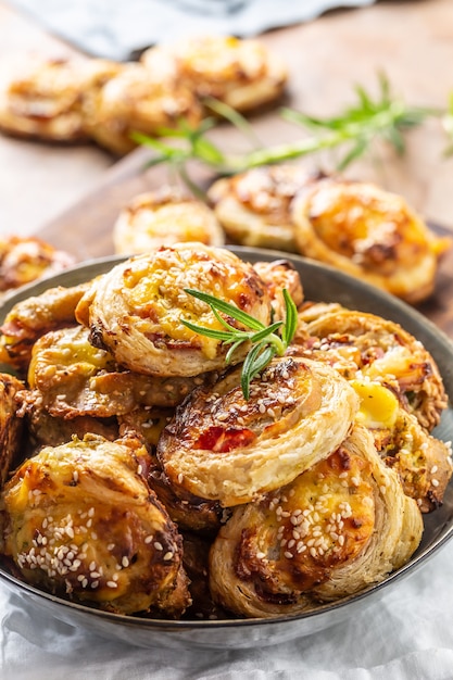 Pãezinhos de pizza recheados com vários ingredientes, presunto bacon espinafre mussarela de manjericão ou queijo parmesão.