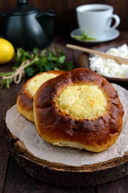 Pãezinhos de queijo cottage com baunilha (cheesecake) em madeira escura. fechar-se