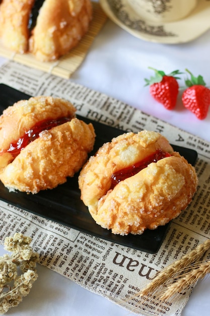 Pãezinhos doces com geléia de morango são perfeitos para o lanche da tarde