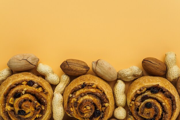 Pãezinhos doces em fundo laranja