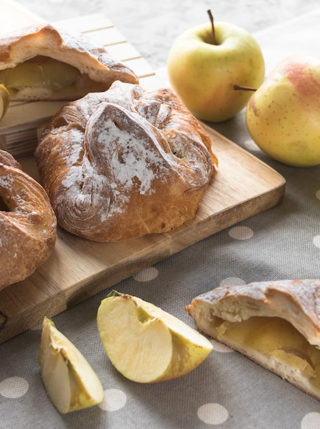 Foto pãezinhos fresquinhos com açúcar e maçãs