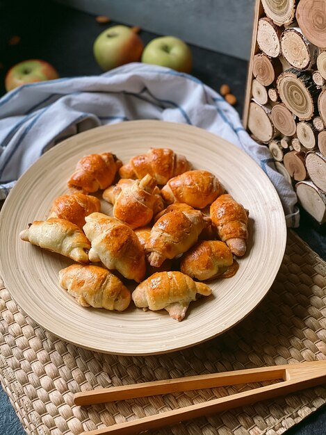 Pãezinhos gata apimentados e saborosos na mesa.