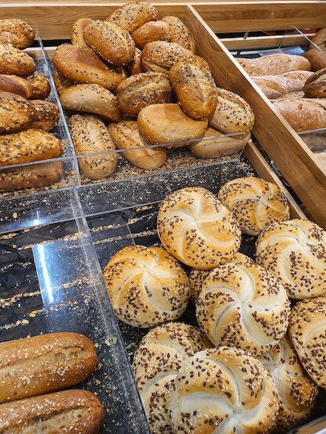 Pãezinhos kaiser rola pãezinhos viena em uma padaria