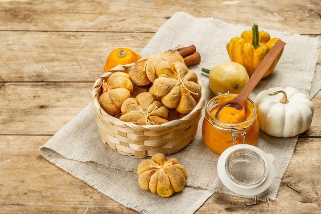 Pãezinhos ou biscoitos de abóbora, assados tradicionais de outono. Comida caseira sazonal e decoração de outono. Antigo fundo de tábuas de madeira, copie o espaço