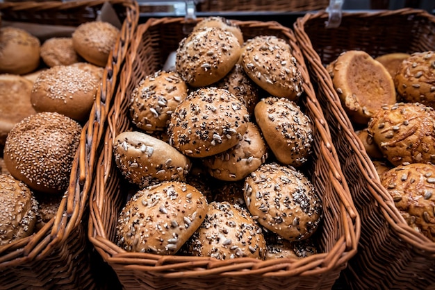 Pãezinhos recém-assados com grãos na cesta