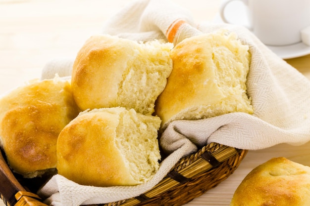 Pãezinhos recém-assados do jantar de fermento em cima da mesa.