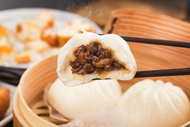 Pãezinhos recheados de porco chinês no vapor