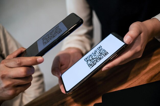 Pagamento de código QR Mulher digitalizando código QR compras on-line conceito de tecnologia sem dinheiro