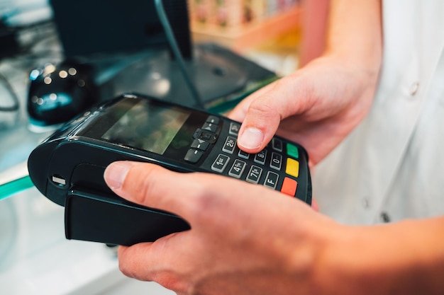 Pagamento de compras por cartão de crédito sem contato e pos em uma loja