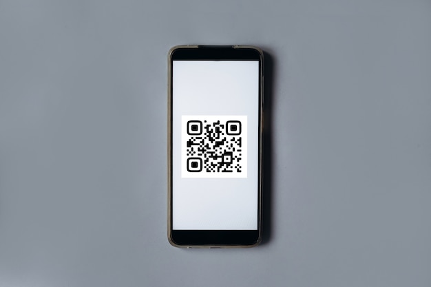 Pagamento de digitalização de código QR e conceito de compras online Telefone móvel no fundo cinza