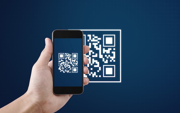 Pagamento e verificação de verificação de código qr. mão usando o código qr de digitalização de telefone celular